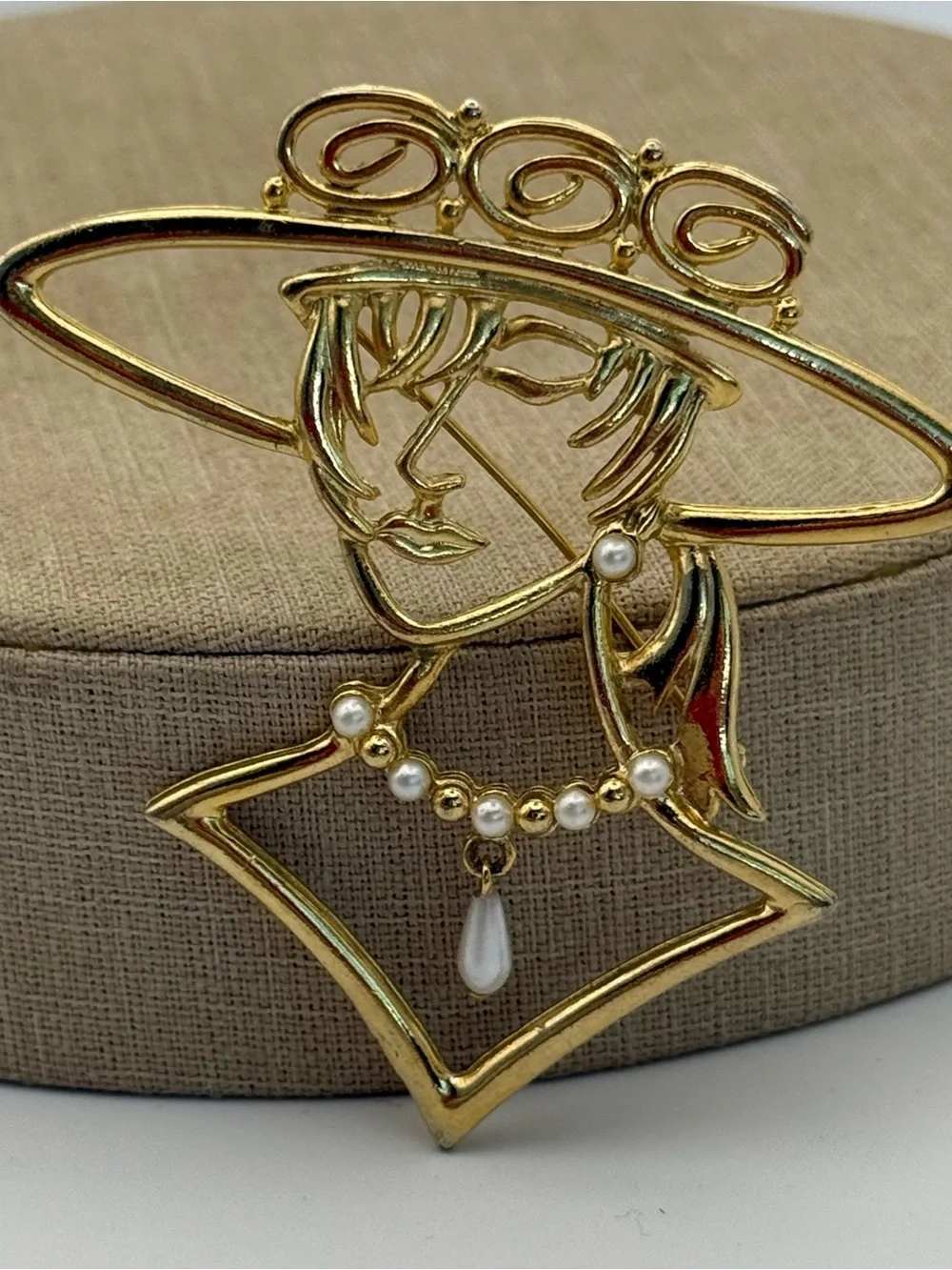 Signed JJ Jonette Vintage CutOut Lady In Hat Pearl Necklace Pin Brooch Gold Tone
